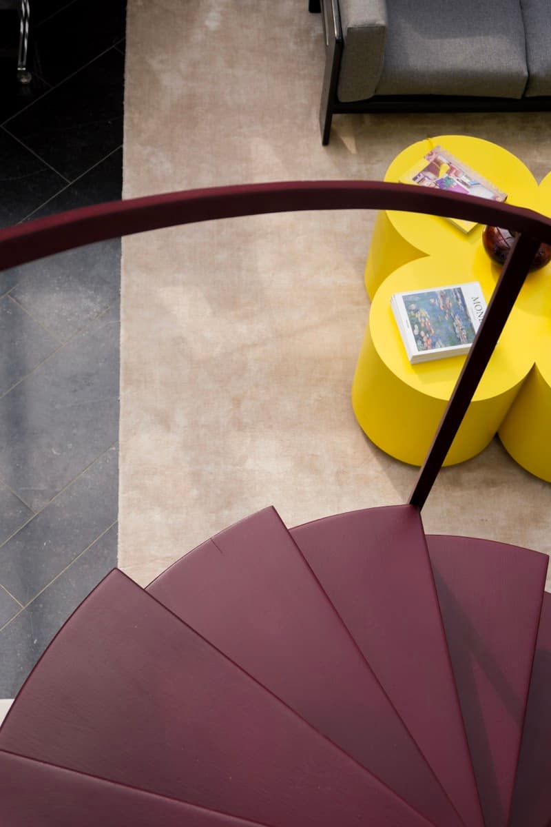 Vue plongeante depuis l'escalier sur le salon — villa Bruxelles