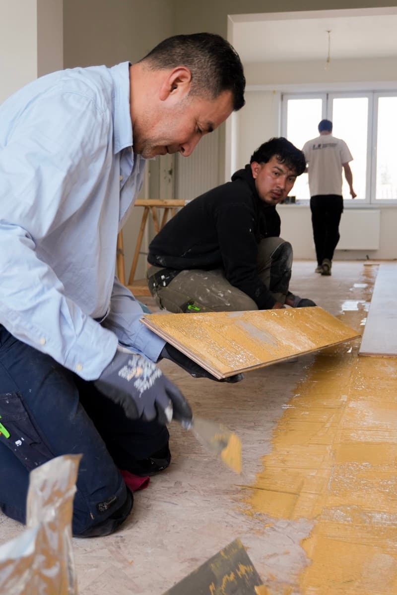 Équipe A.W CONSTRUCT — pose de parquet sur chantier